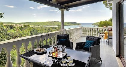 Traumhaft nur 500 Meter zum Strand mit Pool, Meerblick, Kicker, Darts, Tischtennis, BBQ