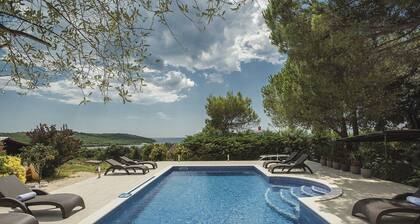 Traumhaft nur 500 Meter zum Strand mit Pool, Meerblick, Kicker, Darts, Tischtennis, BBQ