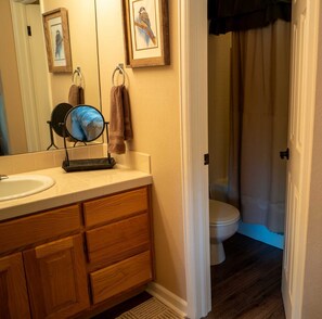 Ensemble douche/baignoire, serviettes fournies