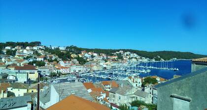 Spacious and cosy apartment overlooking the sea in the old center of Mali LoĆĄinj