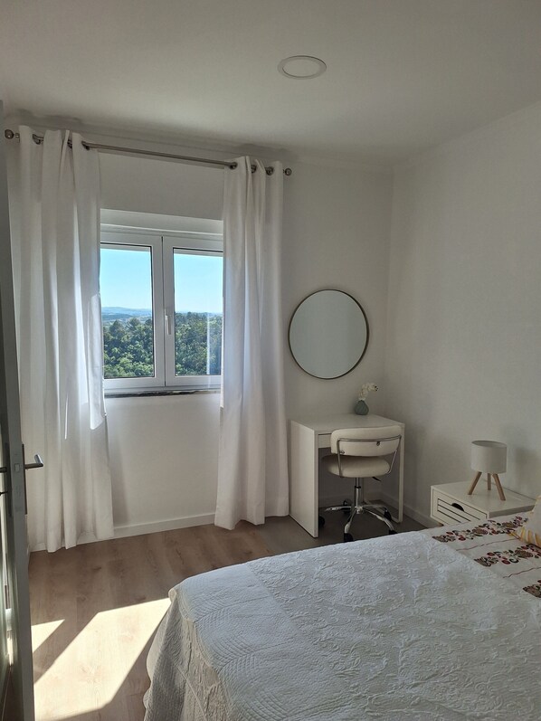 2 Schlafzimmer, Schreibtisch, Bügeleisen/Bügelbrett, Reisekinderbett