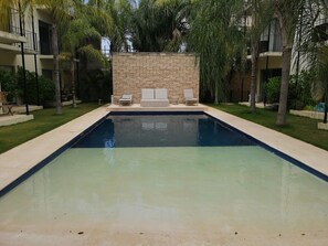 Una piscina al aire libre
