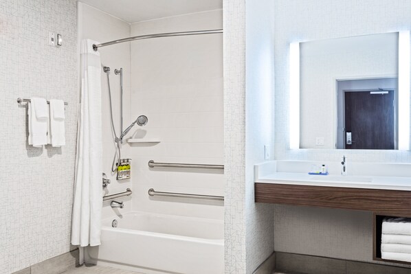 Un baño moderno con bañera, ducha y tocador.