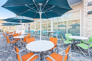 BBQ/picnic Area - Holiday Inn Express & Suites Niceville - Eglin Area by IHG (Niceville)