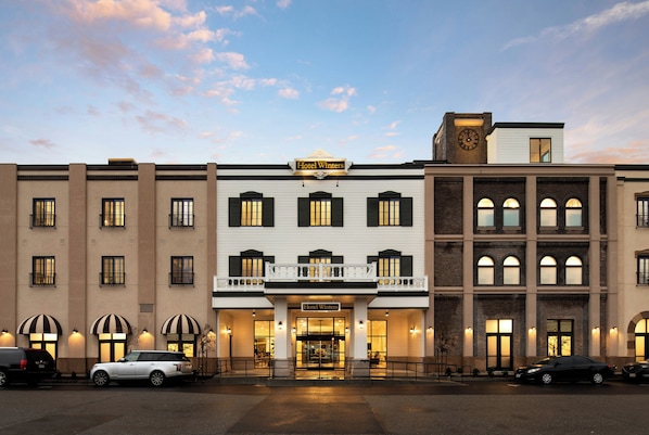 A hotel with a classic facade, multiple stories, and a prominent entrance. - Hotel Winters (Winters)