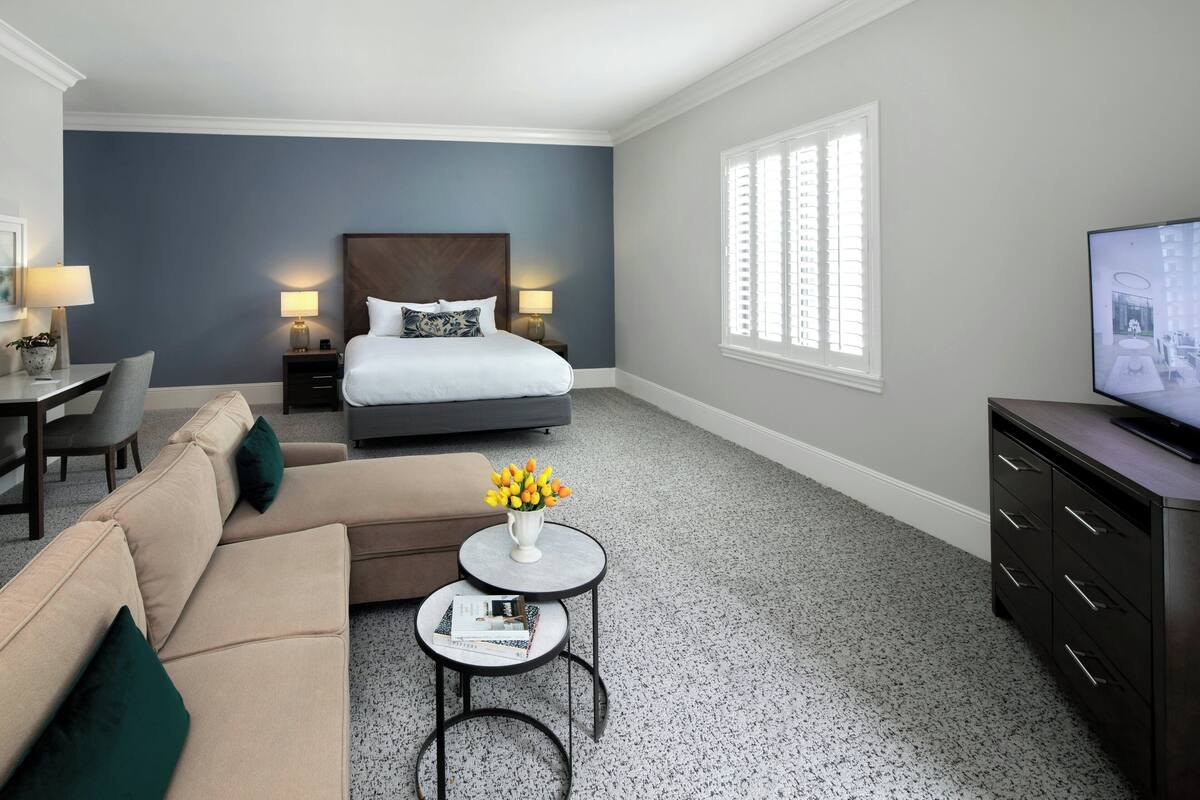 Studio Suite, 1 King Bed | Hypo-allergenic bedding available, in-room safe, desk, laptop workspace