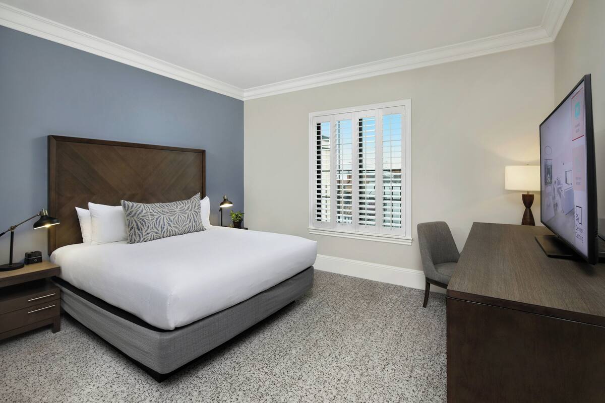 Classic Room, 1 King Bed | Hypo-allergenic bedding available, in-room safe, desk, laptop workspace