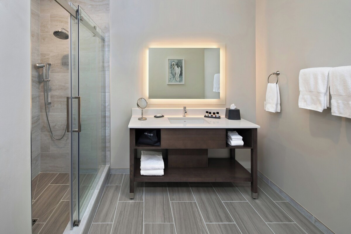 Articles de toilette gratuits, sèche-cheveux, peignoirs, chaussons