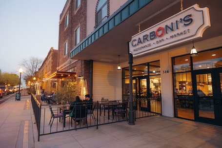 Se sirven desayunos, almuerzos y cenas; cocina italiana