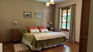 Decoración personalizada, muebles diferentes y ropa de cama