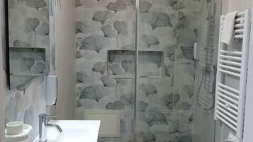 Doccia, asciugacapelli, bidet, asciugamani
