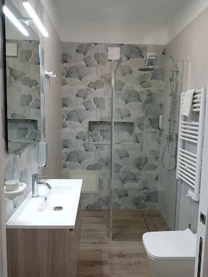 Chuveiro, secador de cabelo, bidê, toalhas de banho