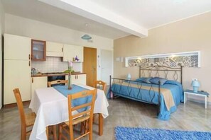 Cofres nos quartos, escrivaninha, Wi-Fi de cortesia, roupa de cama