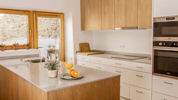 Frigorífico, microondas, horno y placa de cocina