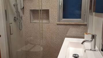 Doccia, asciugacapelli, bidet, asciugamani