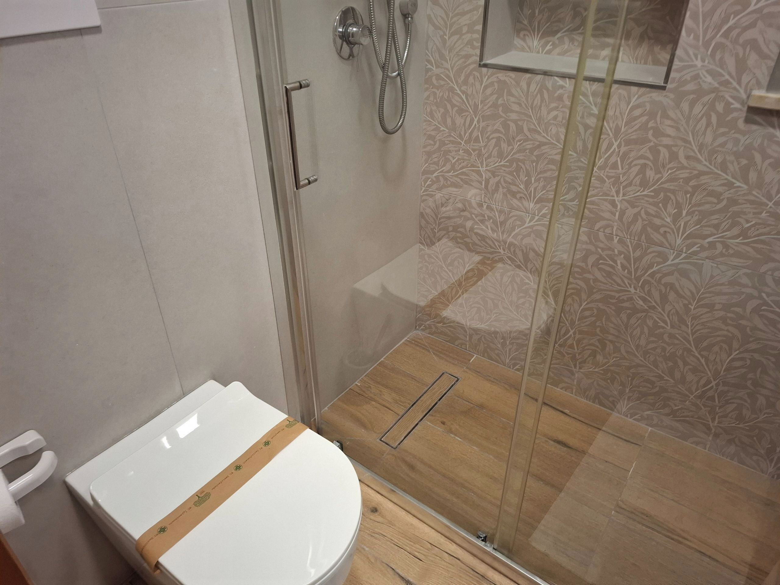 Regadera, secadora de cabello, bidet, toallas 