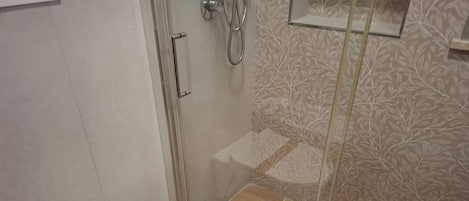 Shower, hair dryer, bidet, towels