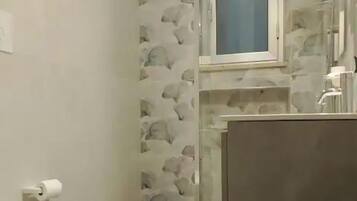 Doccia, asciugacapelli, bidet, asciugamani