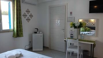 1 camera, una cassaforte in camera, una scrivania, Wi-Fi gratuito