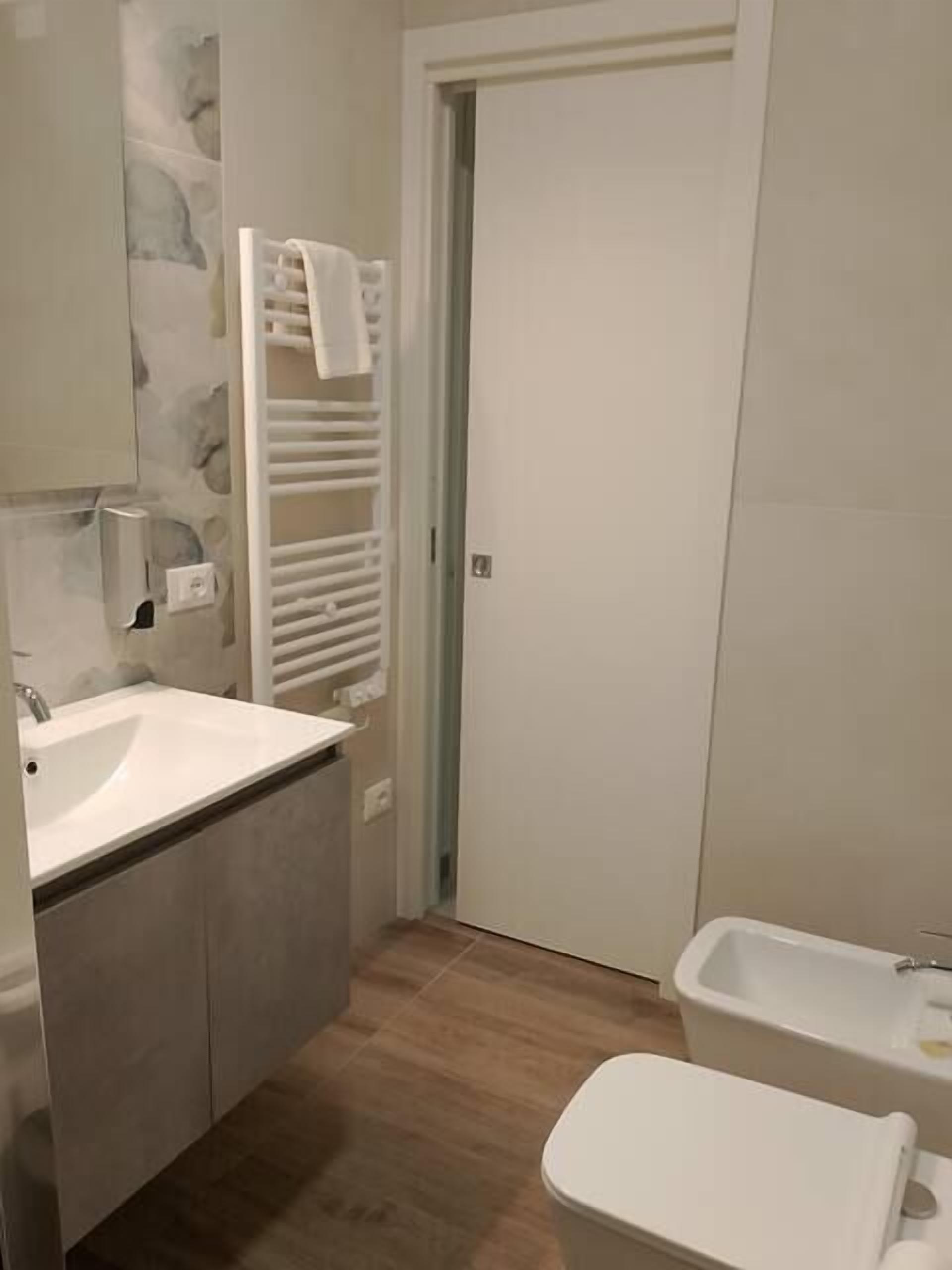 Doccia, asciugacapelli, bidet, asciugamani