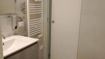 Doccia, asciugacapelli, bidet, asciugamani