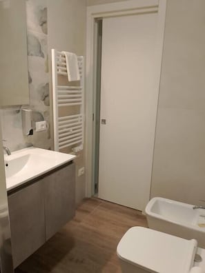 Dutxa, assecador de cabells, bidet i tovalloles 