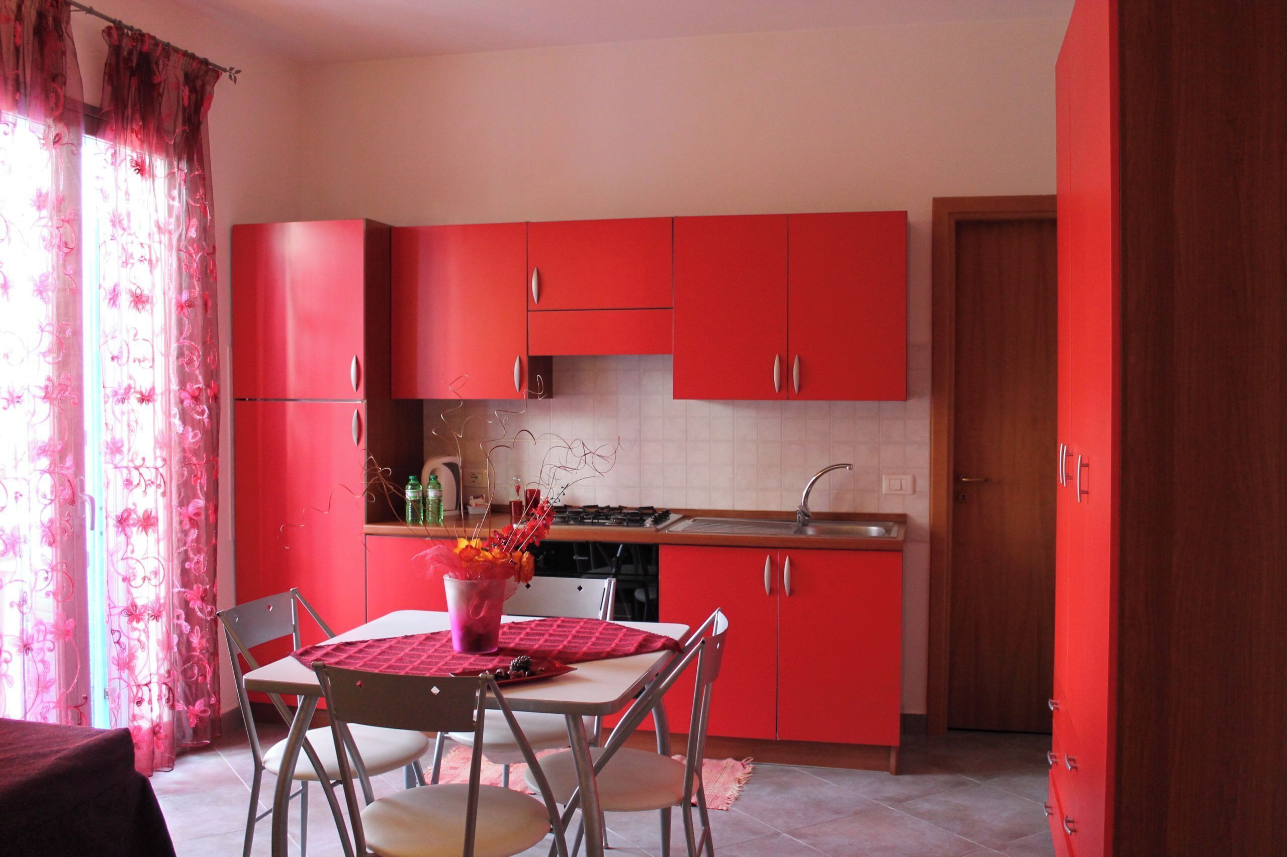 Frigorifero, forno, lavastoviglie, bollitore elettrico