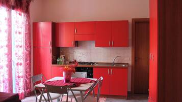 Frigorifero, forno, lavastoviglie, bollitore elettrico