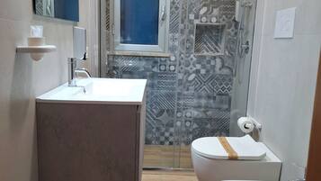 Doccia, asciugacapelli, bidet, asciugamani