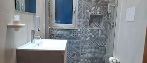 Regadera, secadora de cabello, bidet, toallas