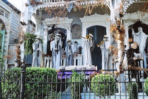 A building facade with multiple statues and decorations, including a prominent sign that reads 'I WILL BE BACK.'
