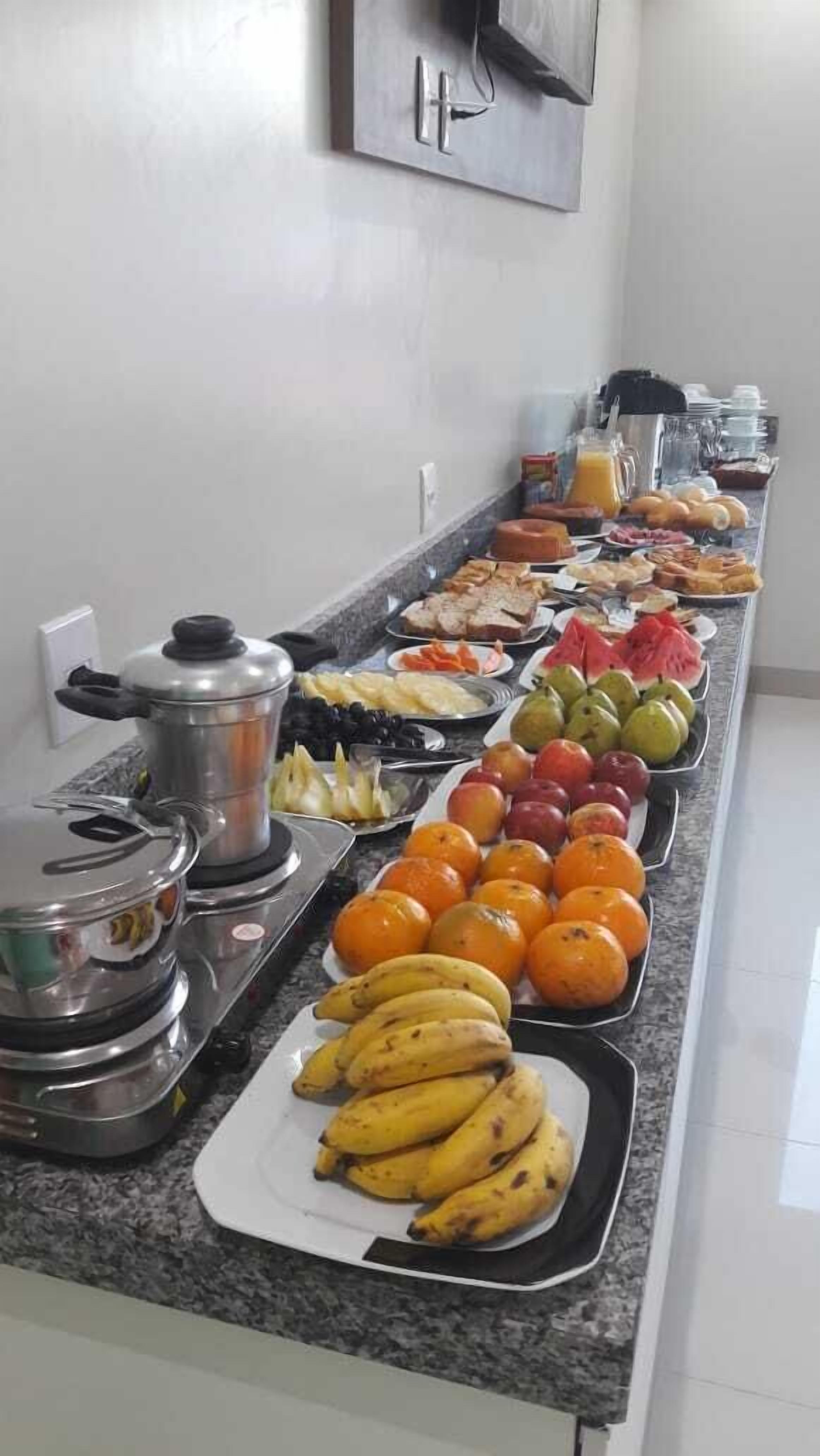 بوفيه فطور مجانًا يوميًا