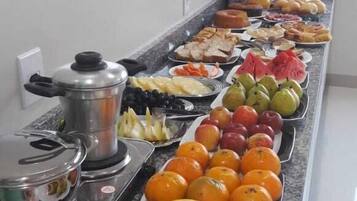 بوفيه فطور مجانًا يوميًا