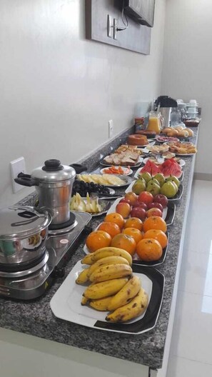 朝食 (ビュッフェ)、毎日提供 (無料)