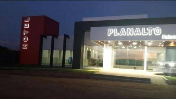 Un hotel llamado Planalto con fachada moderna y amplios ventanales de vidrio.