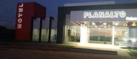 Façade de l’hébergement - soirée/nuit