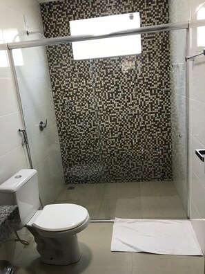 Bañera y ducha independientes, bañera de hidromasaje, toallas