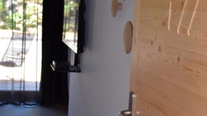 Una puerta de madera con un picaporte metálico y el número '4Y' grabado.