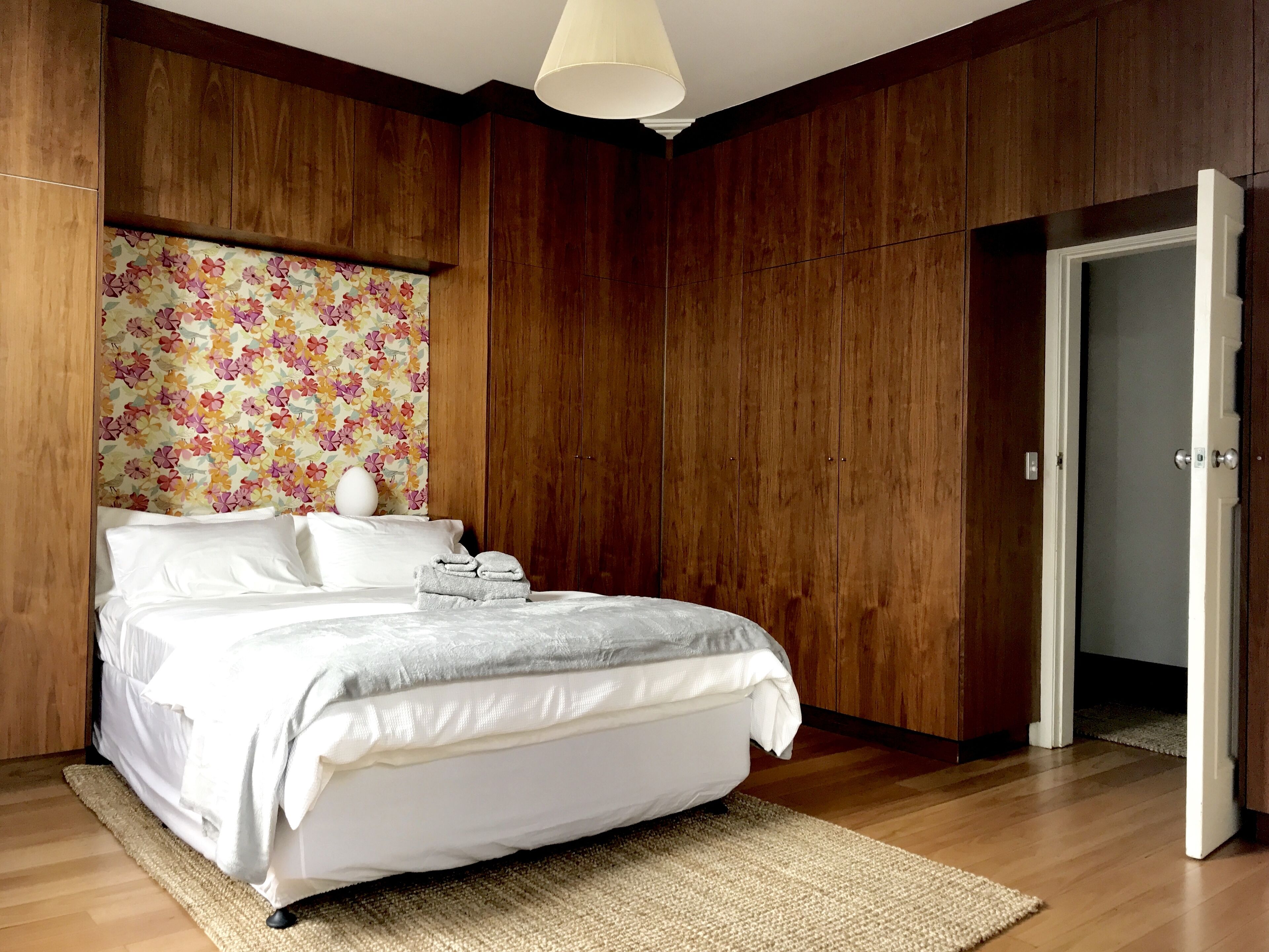 Luxury Harbour and City Skyline Views — image 14