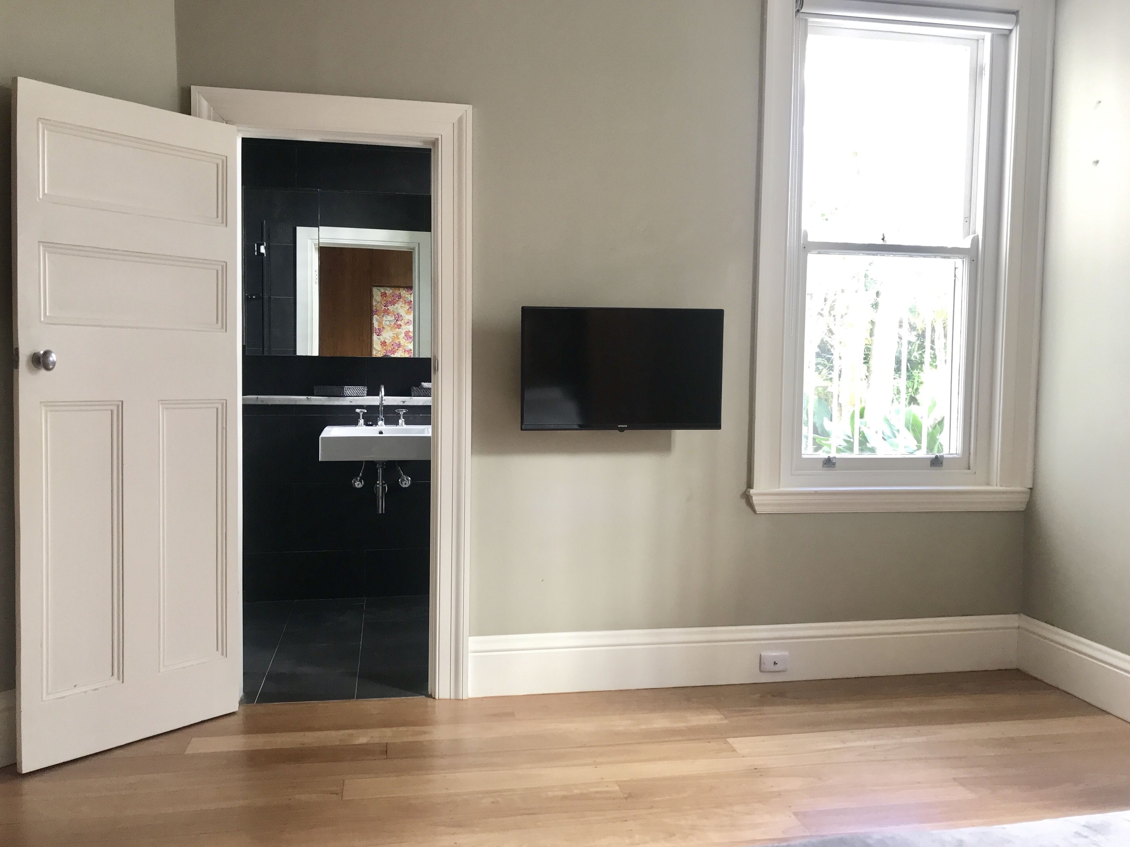 Luxury Harbour and City Skyline Views — image 15