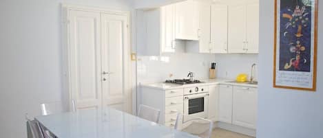 Frigorifero, forno, piano cottura, lavastoviglie