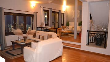 Smart TV, fireplace, books, stereo