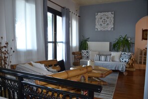 Smart TV, fireplace, books, stereo