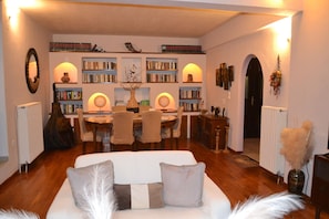 Smart TV, fireplace, books, stereo