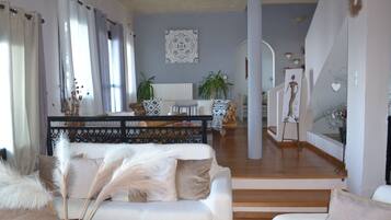 Smart TV, fireplace, books, stereo