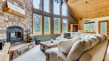 Taulutelevisio, takka, DVD-soitin, pöytätennispöytä