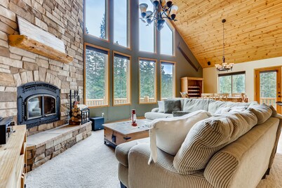 Upscale Cabin w/Hot Tub, Game Room, Fireplace, 20 mi to Breckenridge - Mountain Vista