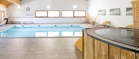 Una piscina cubierta