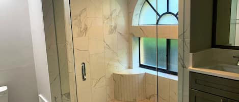 Combined shower/bathtub, hair dryer, towels