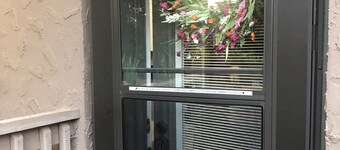 Cozy Suite on Cedars 1300sq ft (ONE LEVEL)